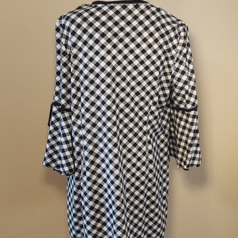 Isaac Mizrahi Women's Black and White Shift Dress with Slit Sleeves - Picture 6 of 12